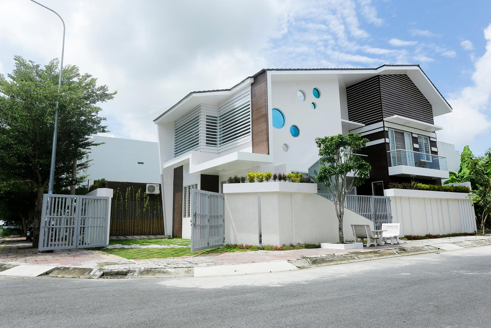 Ngôi nhà Bạc Liêu cực ấn tượng với mặt tiền ốp gỗ