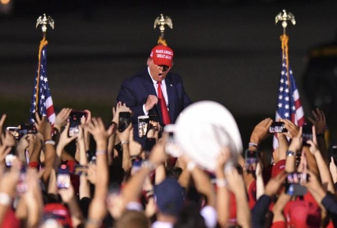 Mẹ con đoạn tuyệt nhau vì bầu cử Mỹ