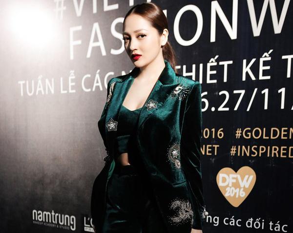 Bí quyết diện nhung sang đẹp mà vẫn trẻ trung như các ngôi sao