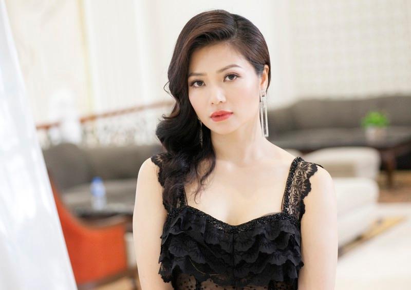 Diễn viên Kiều Anh với thời trang công sở cổ điển, nhẹ nhàng trong phim "Hồ sơ cá sấu"