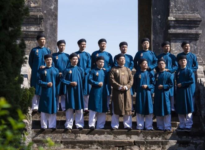 Nam công chức mặc áo dài đi làm gây tranh cãi