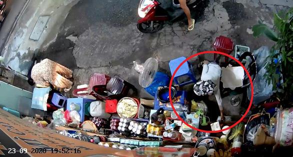 Bé trai lấy tiền bà cụ bán nước bị mẹ đẻ bỏ rơi, sống với bác dâu