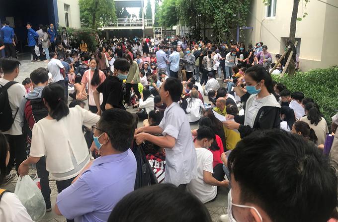 Thí sinh xếp hàng xuyên đêm chờ nộp hồ sơ vào đại học