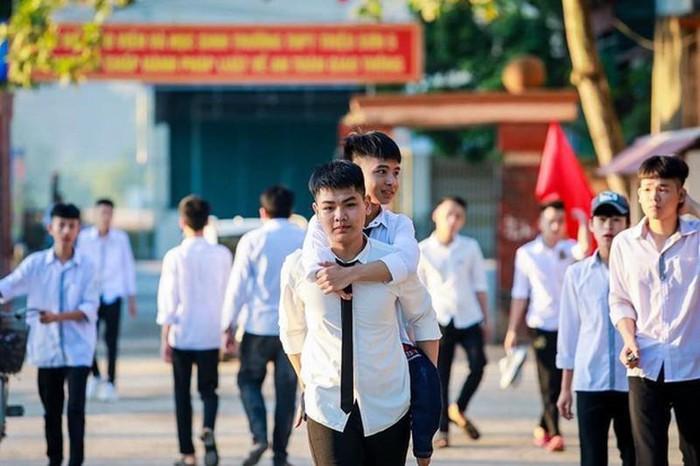 Nam sinh 10 năm cõng bạn đi học không mong đặc cách vào Đại học Y Hà Nội