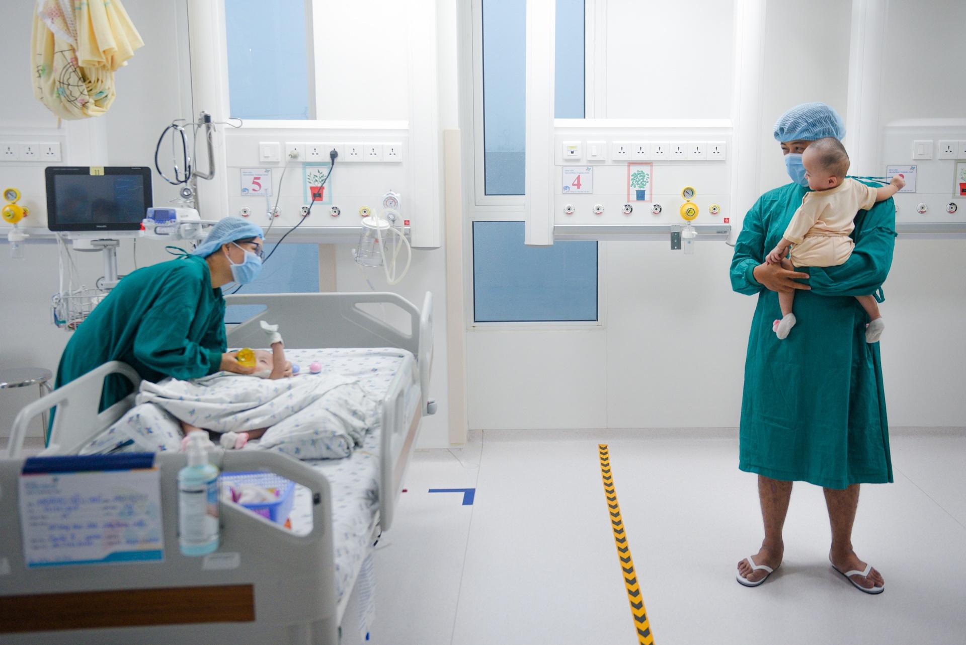 Sau 84 ngày phẫu thuật tách rời, Trúc Nhi và Diệu Nhi xuất viện