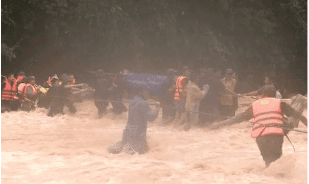 Băng rừng vượt lũ để đưa thi thể Đại úy hy sinh khi đi cứu trợ người dân