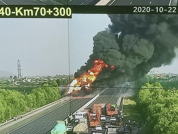 Xe bồn bốc cháy dữ dội giữa cao tốc Hà Nội - Hải Phòng