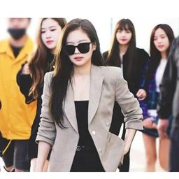 Thời trang sân bay thăng hạng theo năm tháng của Jennie Blackpink