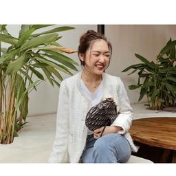 Áo trắng và quần jeans xanh - bộ đôi thời trang trường tồn với thời gian