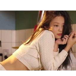 Sau 8 năm ra mắt, Jennie vẫn duy trì vóc dáng hoàn hảo, thon gọn