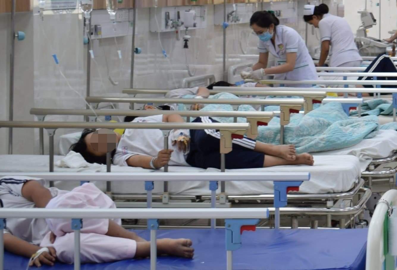 Hà Tĩnh: Cấp cứu 13 học sinh tiểu học bỗng dưng bật khóc trong lớp