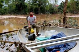 Suýt mất con vì mải cứu hơn 300 người trong lũ dữ