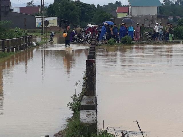 Nghệ An: 3 chú cháu bị lũ cuốn trôi khi cố đi xe máy qua đường ngập