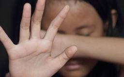 Từ tháng 11/2020: Hôn người dưới 16 tuổi là xâm hại tình dục trẻ em