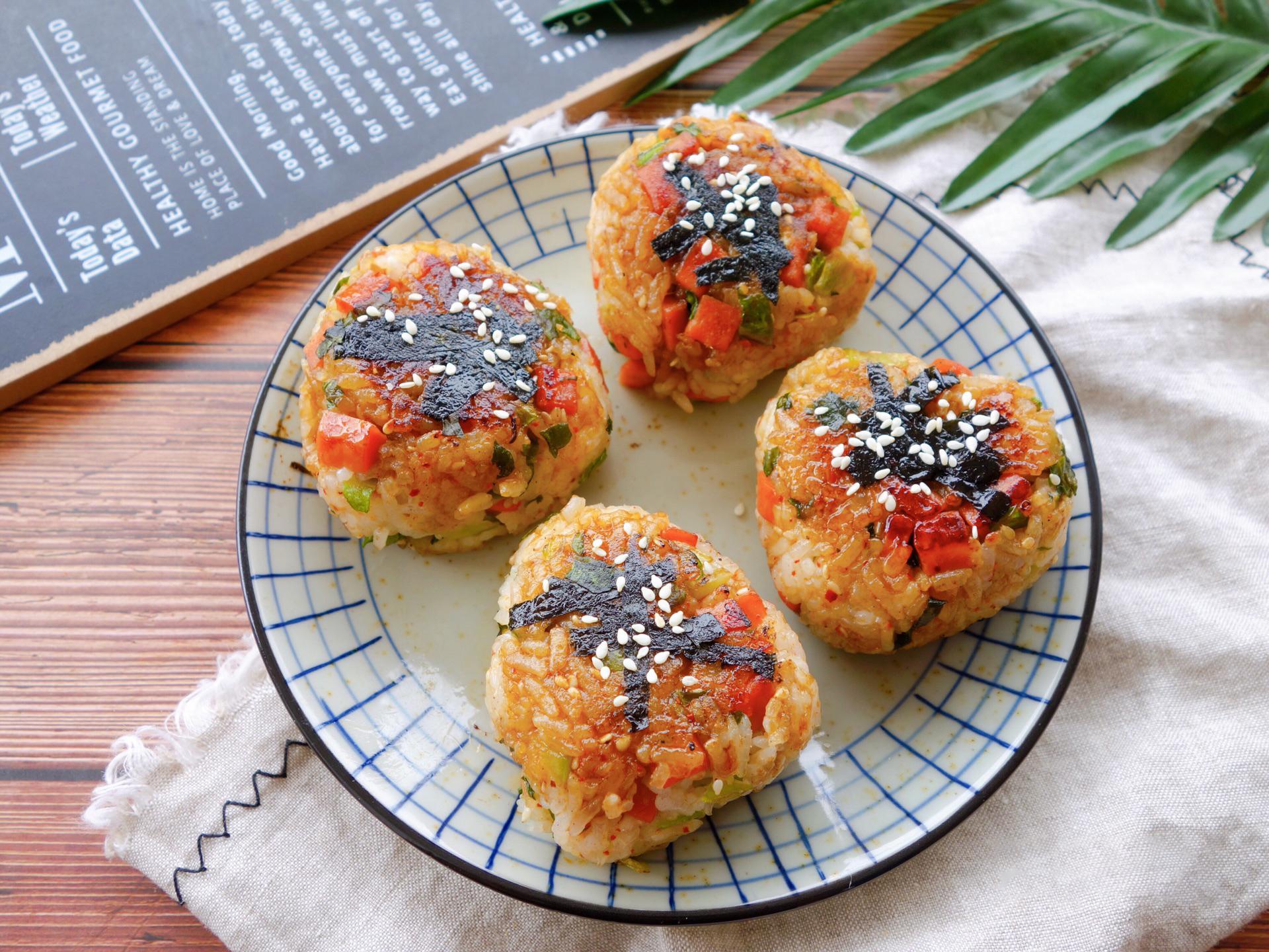 Cách làm cơm nắm kiểu Nhật ngon, đủ dinh dưỡng, ai ăn cũng mê