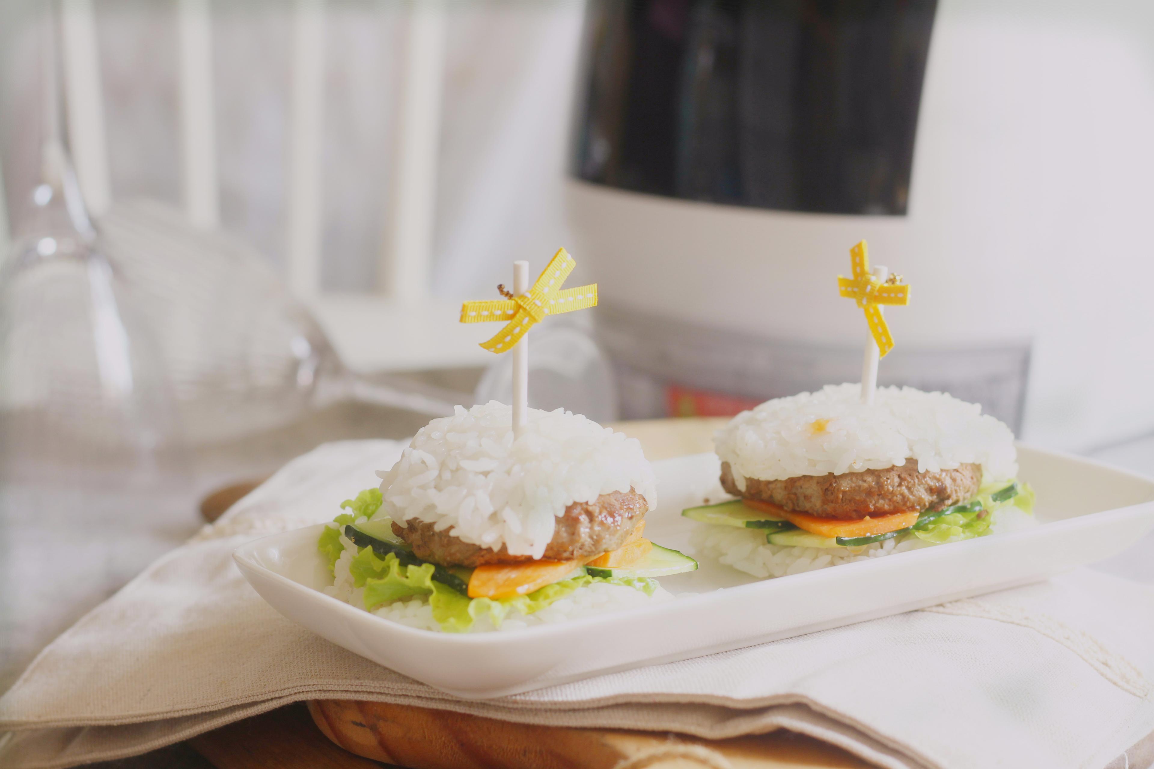 Cách làm burger bò bằng cơm tại nhà vừa ngon vừa đẹp