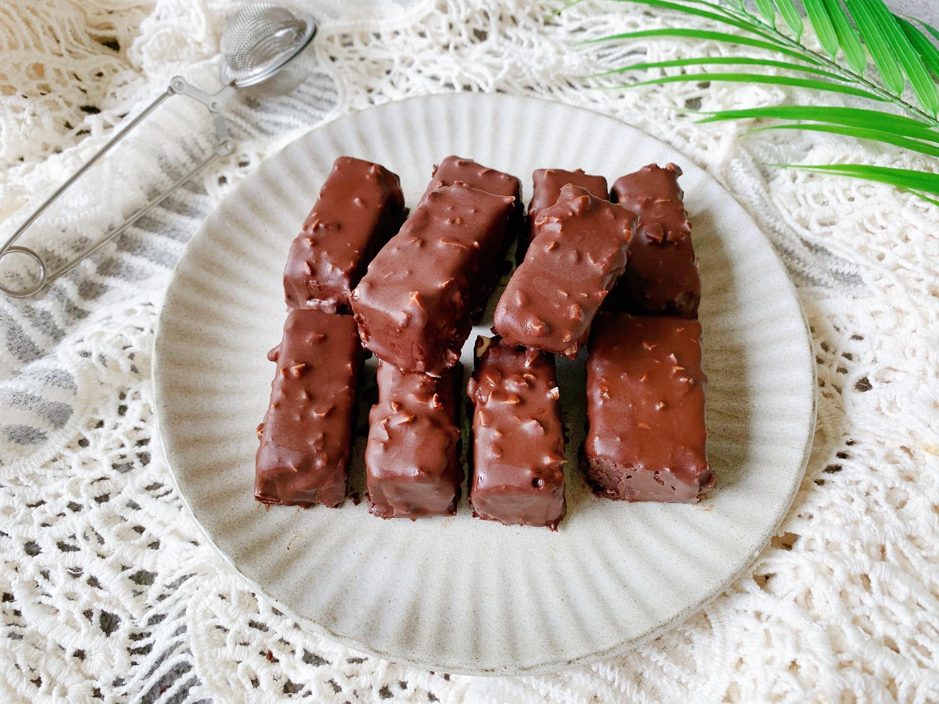 Cách làm kẹo socola phủ hạt đơn giản mà chất lượng