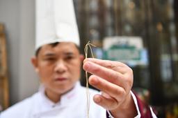Mì sợi vàng, món mì Trung Quốc sợi mì phải xuyên được qua cây kim mới đạt chuẩn