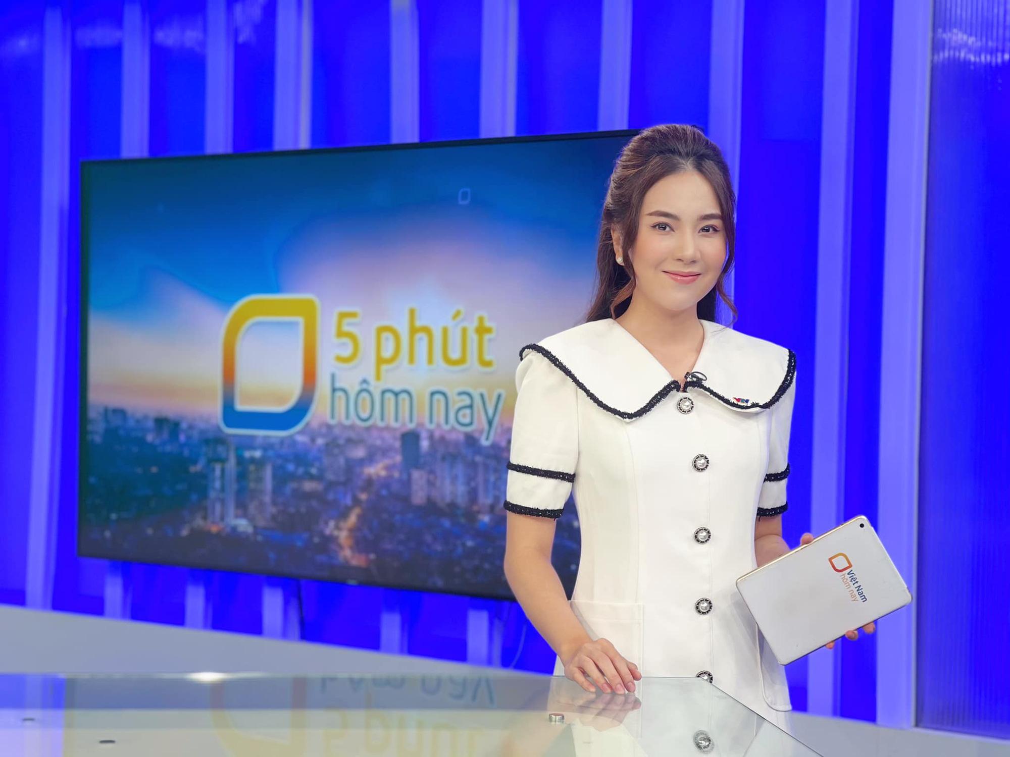 Học ngay bí quyết diện đồ của BTV Mai Ngọc để luôn trông thật thanh lịch