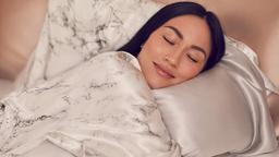 Vỏ gối lụa và vỏ gối satin: Lựa chọn nào là tốt nhất cho giấc ngủ của bạn?