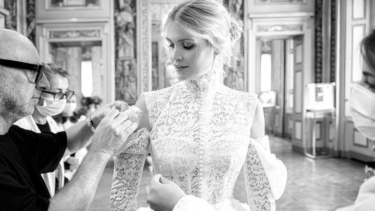 Cháu gái Công nương Diana diện váy cưới xa hoa của Dolce & Gabbana