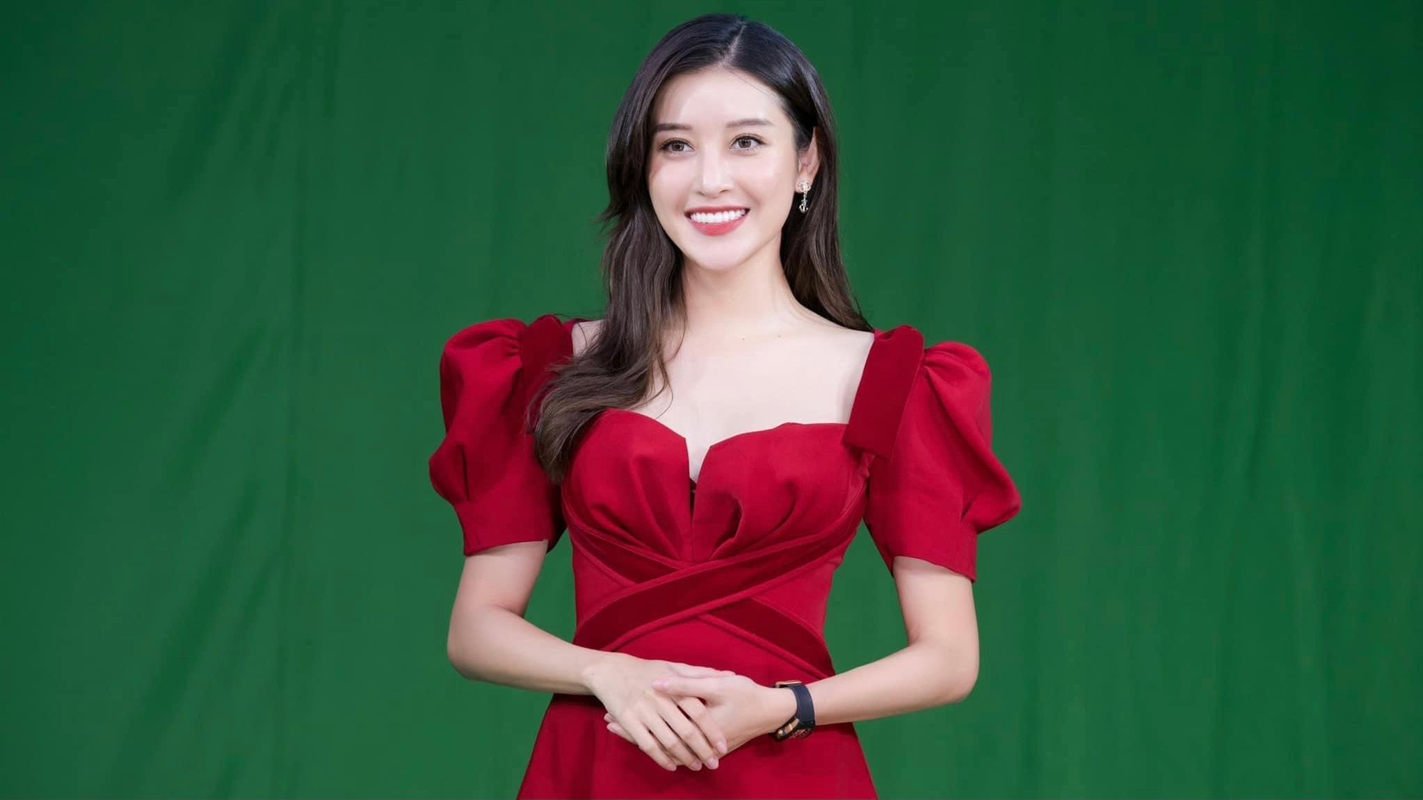 Á hậu Huyền My gặp sự cố trang phục ngay ngày đầu làm BTV thể thao