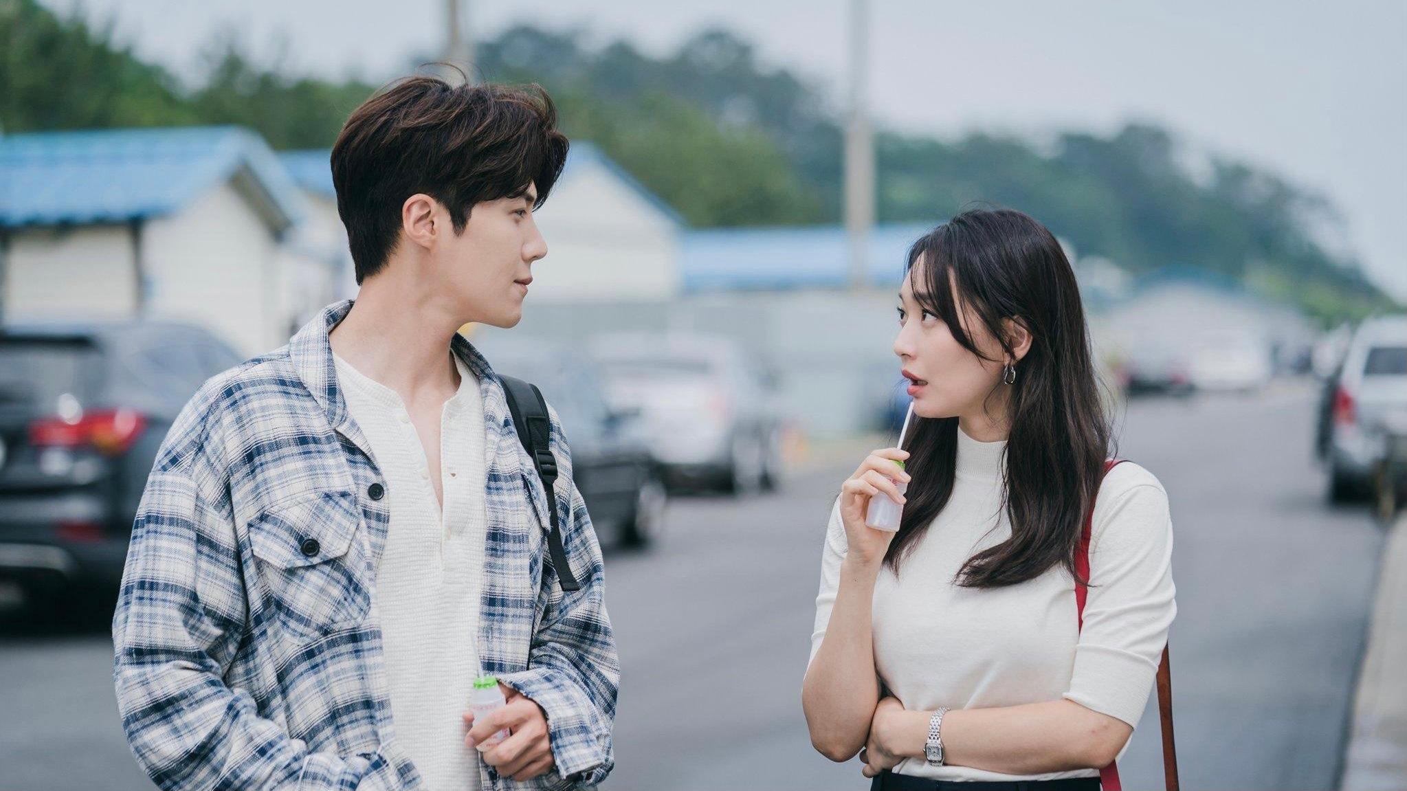 "Chất" như nam chính "Hometown Cha-Cha-Cha": Phận trai làng biển nhưng tủ đồ toàn hàng hiệu