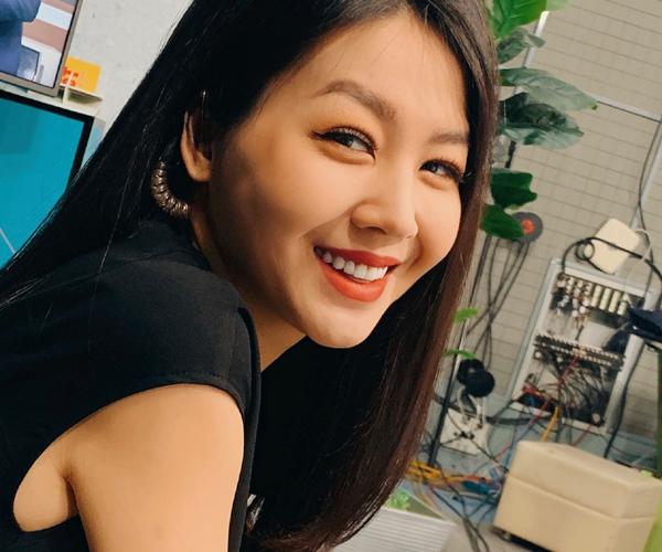 MC Café sáng trở lại dẫn chương trình trực tiếp sau đúng 17 ngày sinh con