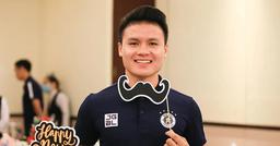 Nghi vấn Quang Hải có bồ mới, cả mẹ nuôi và bạn thân vào comment úp mở