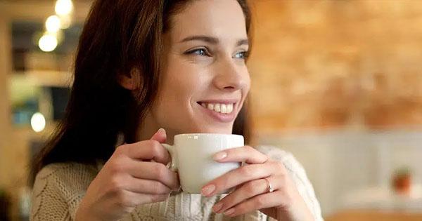 Biết tất tần tật một cô gái chỉ qua cách cầm ly nước