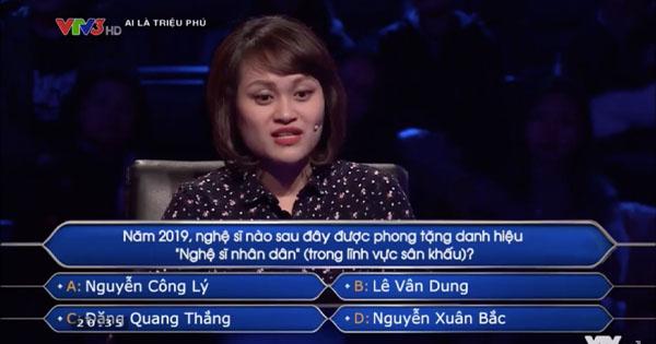 Người chơi "Ai là triệu phú" dùng 2 sự trợ giúp cho câu hỏi về NSND Công Lý