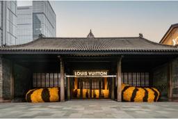 Louis Vuitton trang trí cửa hàng bằng đuôi hổ hoành tráng, chào đón năm mới Nhâm Dần 2022