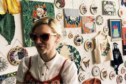 Người phụ nữ hồi sinh các trang phục cũ kỹ bằng những hình thêu tay