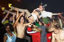 Gucci tung ra bộ ảnh tiệc tùng "thác loạn" để quảng bá cho bộ sưu tập Xuân hè 2022