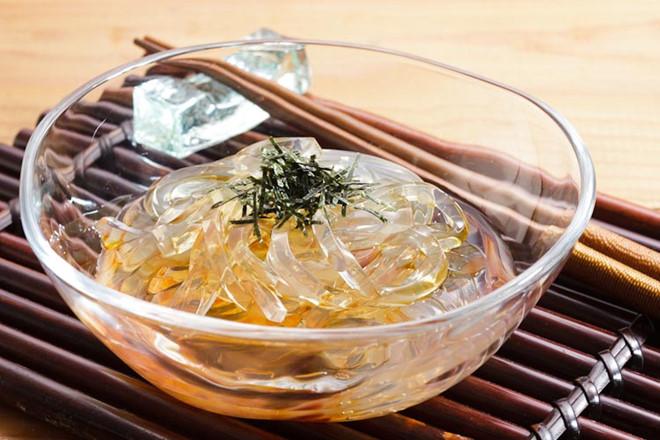 Món mì thạch trong suốt Tokoroten mát lịm của người Nhật Bản vào mùa hè