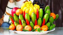 Trình bày mâm ngũ quả ngày Tết đủ đầy theo đúng tục lệ của người miền Bắc