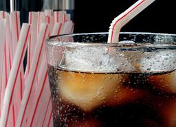 Nước ngọt, bia thừa sau Tết đừng bỏ phí, hãy tận dụng mà nấu ăn, làm đẹp, làm sạch nhà hiệu quả