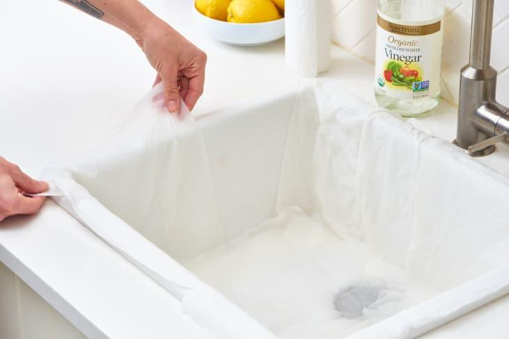 Bồn rửa bát sáng bóng với 5 bước làm sạch siêu đơn giản