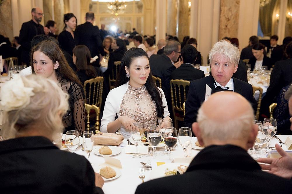 Những điều bạn cần biết để luôn thanh lịch khi đi dự tiệc