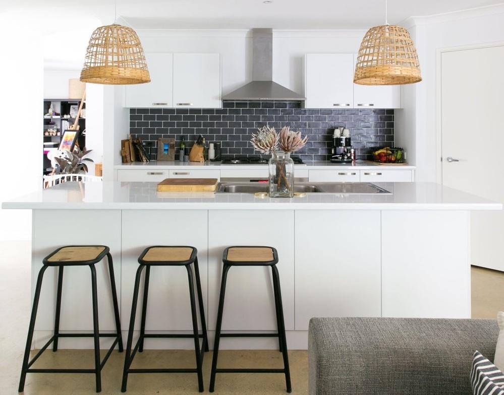 2 phòng bếp với cách trang trí xinh yêu đáng để chị em nội trợ học hỏi