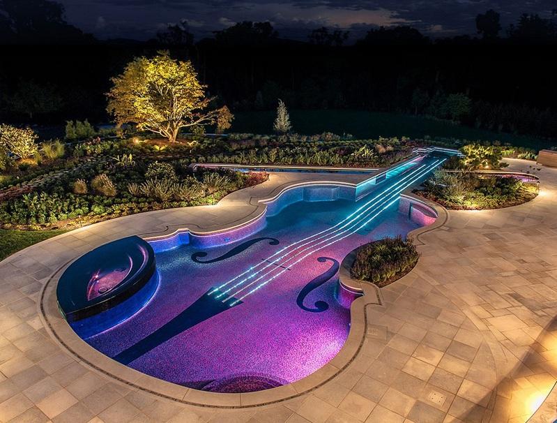 Bể bơi đẹp lung linh với hệ thống đèn led độc đáo, cá tính