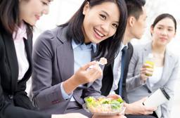 Ăn uống ở văn phòng, xin đừng đánh mất chữ “duyên”