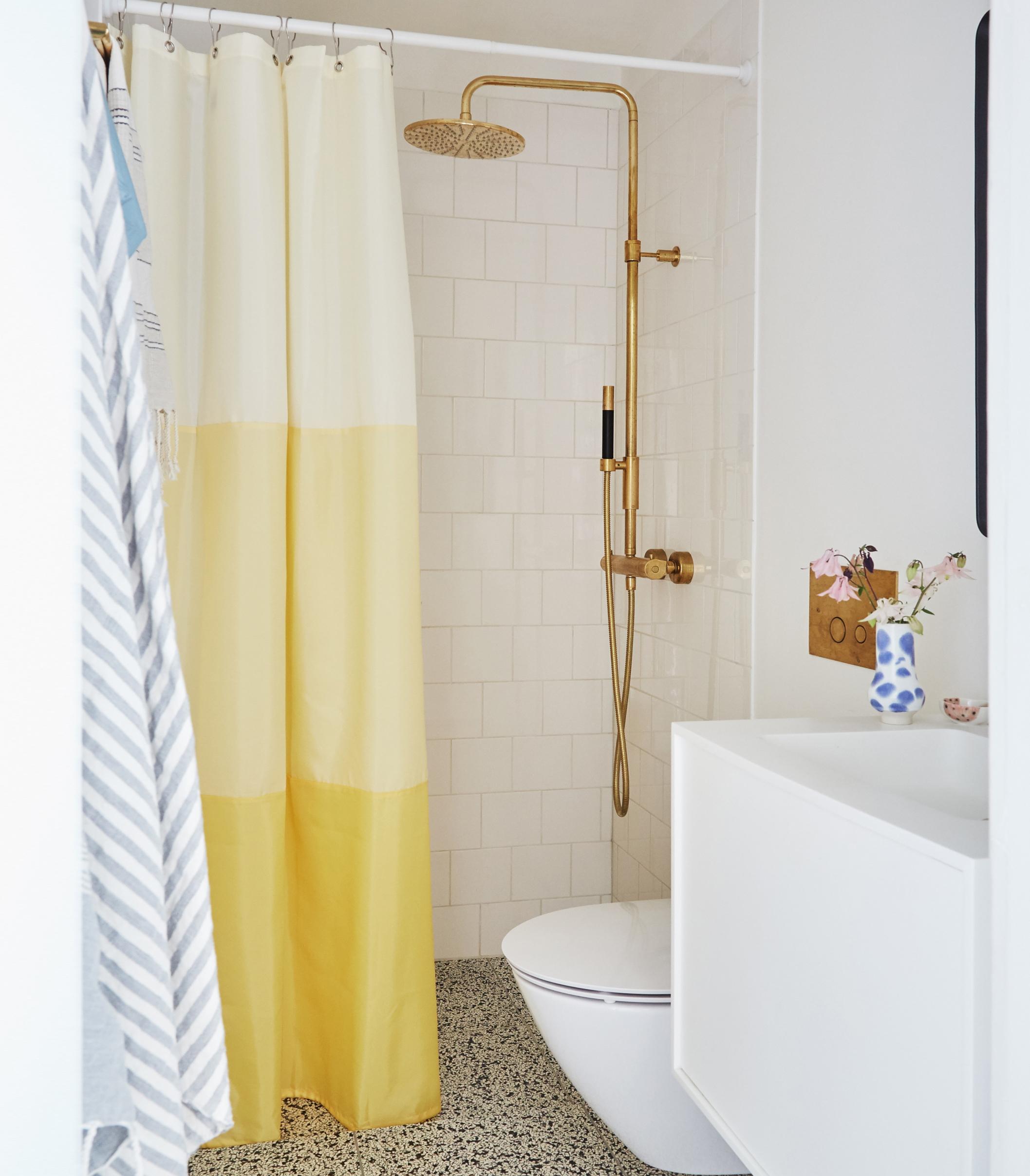 "Hô biến" 5m² phòng tắm cũ kỹ trở nên rạng ngời với sắc vàng sang chảnh