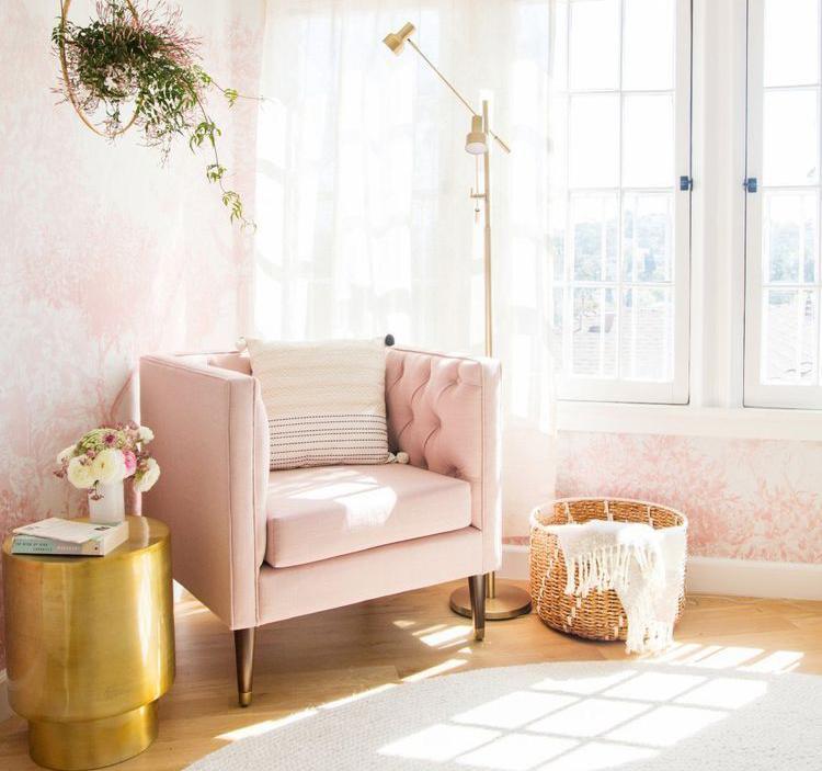 Gợi ý 6 bước thiết kế một góc đọc sách ấm áp ngày Đông