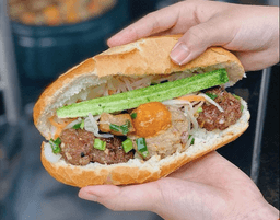 Bánh mì xíu mại trứng muối hấp dẫn, món lạ cho tín đồ bánh mì Sài Gòn
