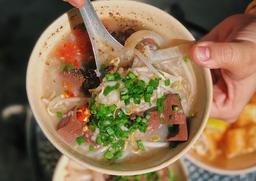 Có gì trong tô cháo 5 ngàn, ngày chỉ bán 3 tiếng ở quận 4, Sài Gòn?