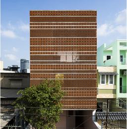 Ngôi nhà dài 40m trên mảnh đất cong ở Bình Thạnh khiến báo Tây khen nức nở