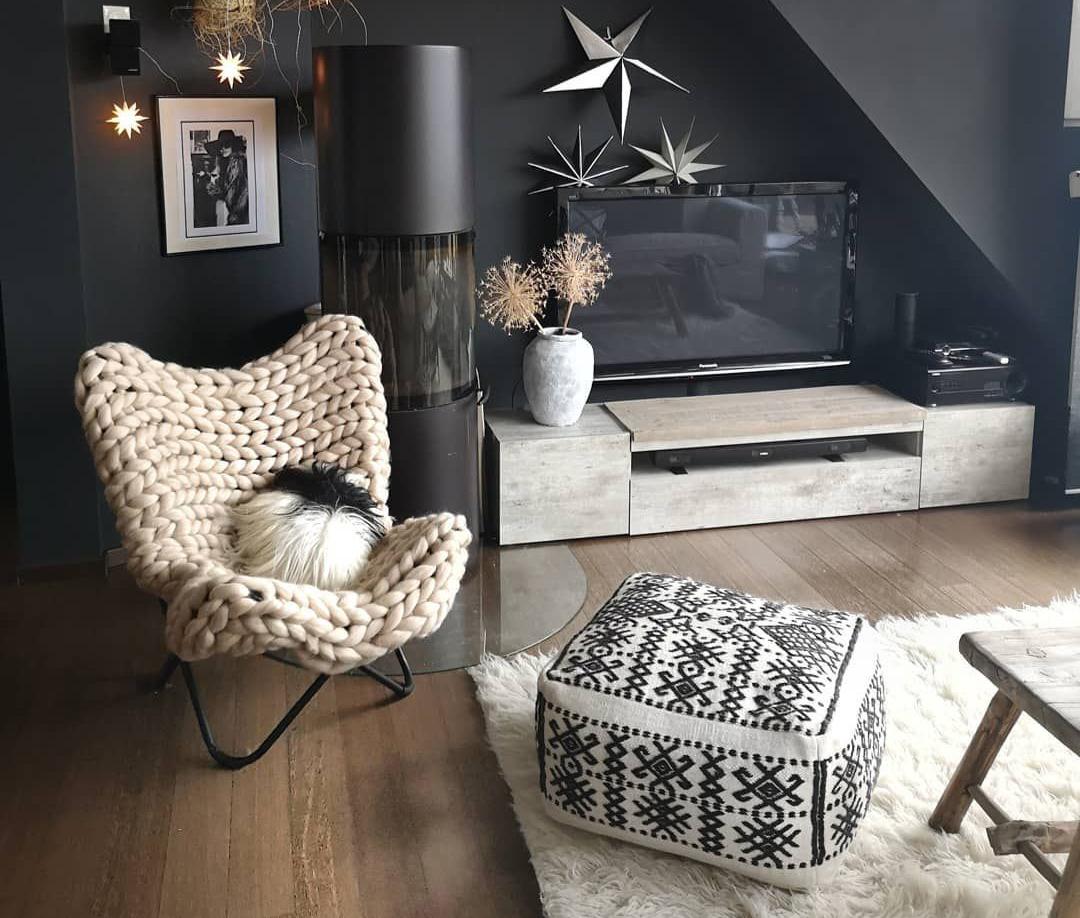 Ngôi nhà sống động với những chiếc ghế được... "mặc áo len" lúc Đông về!