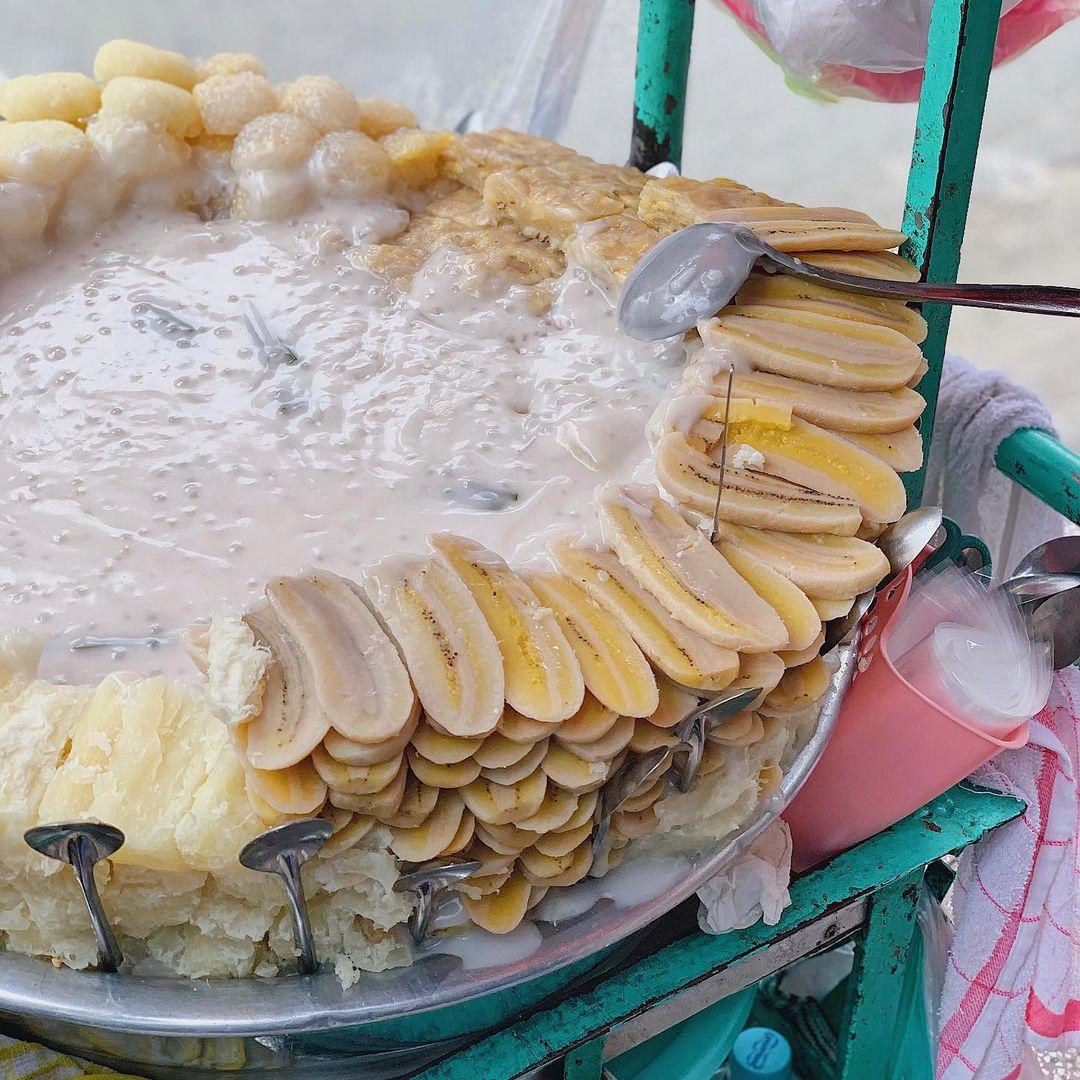 Xe chuối xào dừa 20 năm tuổi, mỗi ngày chỉ bán 1 giờ là hết hàng ở Sài Gòn