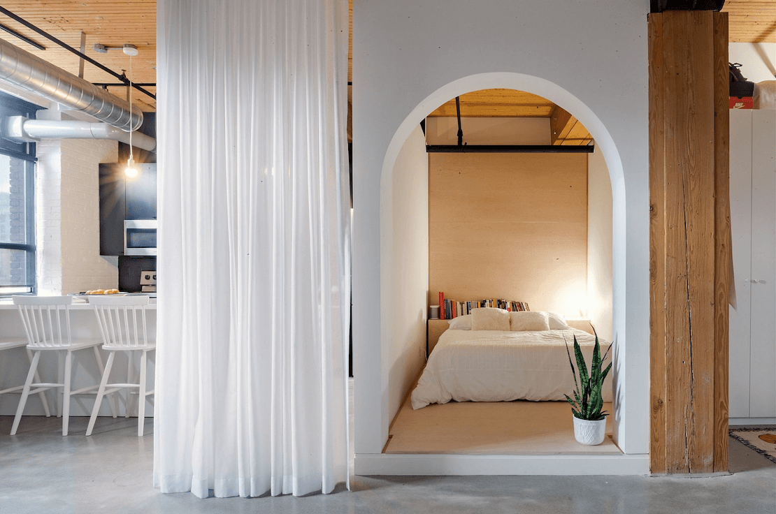 Phòng ngủ kiểu hộp lạ mắt trong căn hộ áp mái đẹp như một "lâu đài thu nhỏ"